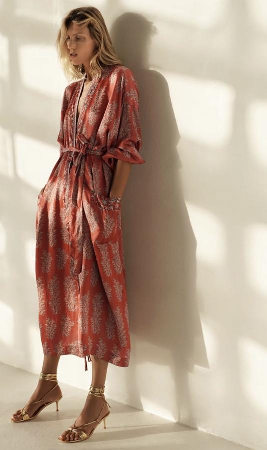 Las vueltas que ha dado en nuestra cabeza (y en nuestro carrito de la app de Zara) este kimono.  Se agota sin parar, vuelve a estar disponible, se activa la lista de espera , se quita... Si aún no lo tienes y lo ves disponible, no dudes en comprarlo. Es una inversión de las que merece la pena (59,95 euros):