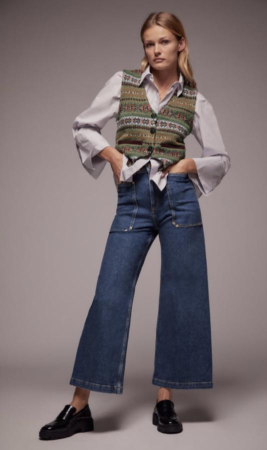 Hay chalecos de punto y luego está este modelo de Zara, con estampado de grecas de colores y botones joya, que es una verdadera maravilla. Hasta hace apenas unas horas había tallas, ahora no hay ni lista de espera, pero estamos seguras de que volverá a estar en stock (25,95 euros).