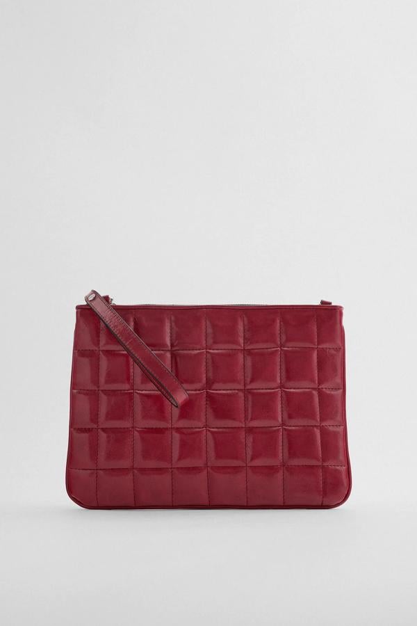 En color rojo, este bolso formato sobre está disponible en otros colores. Con cuerpo acolchado y asa de hombro extraíble con cadena función bandolera, tiene un precio de 22,95 euros.