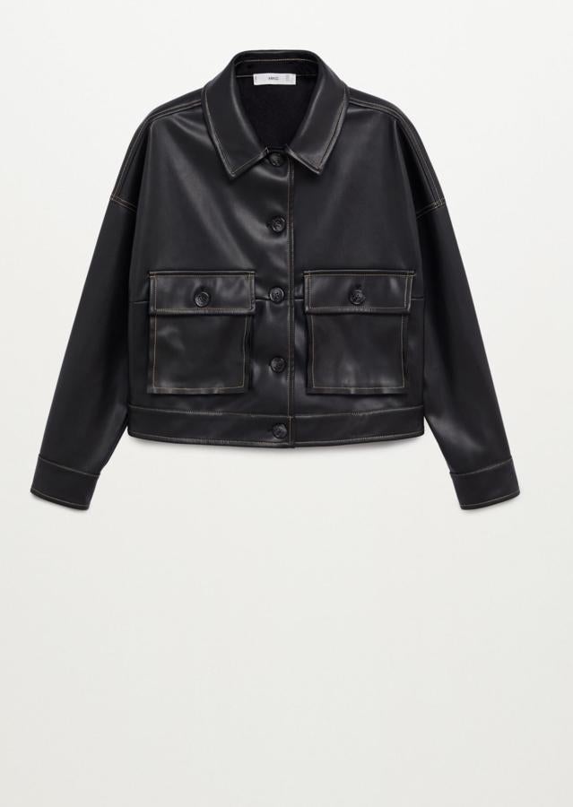 Esta chaqueta corta de efecto piel en color negro cuenta con costuras en contraste y cierre de botones en la parte delantera. Con bolsillos de solapa, tiene un precio de 69,99 euros.
