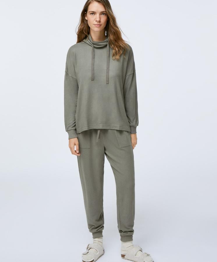 Disponible en color caqui o gris, este conjunto está formado por pantalón (19,99 euros) largo de tacto suave con cordón ajustable a la cintura y bajo acabado en puño, y jersey (19,99 euro) a juego con cuello vuelto.