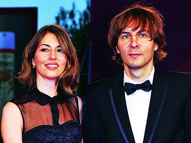 Con su marido, Thomas Mars, cantante de la banda Phoenix.