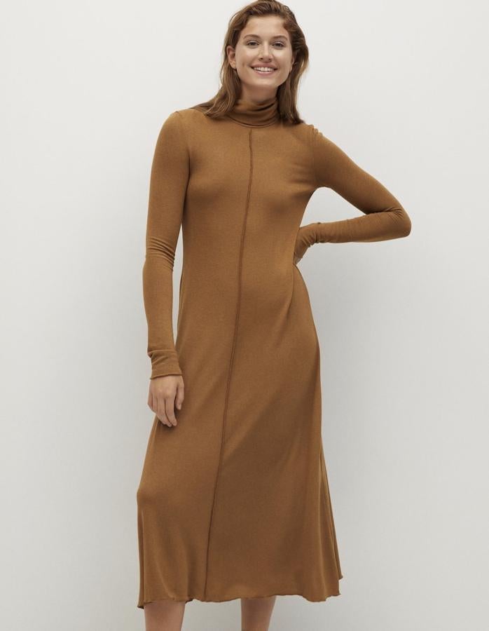 Disponible en marrón o en gris oscuro, este vestido midi en punto y con diseño acampanado cuenta con cuello alto y tiene un precio de 29,99 euros.