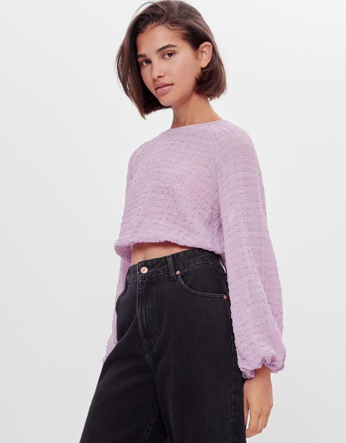 Esta blusa en color morado (también está disponible en crudo) cuenta con elástico en el bajo y en los puños y abertura en la espalda. Tiene un precio de 11,99 euros.