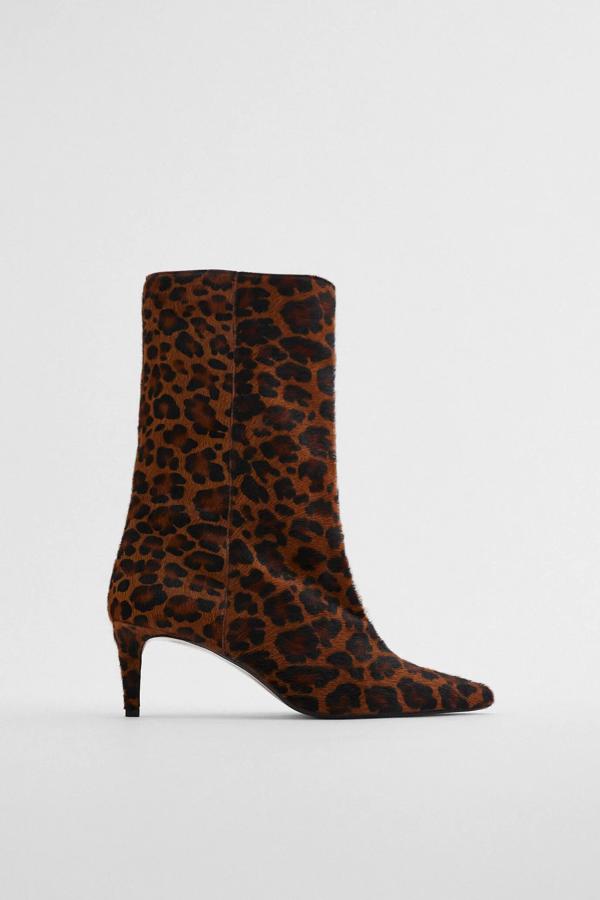 Convertido ya en uno de los más deseados, este botín de tacón de seis centímetros de atura en piel estampada de leopardo es de Zara y tiene un precio de 89,95 euros.