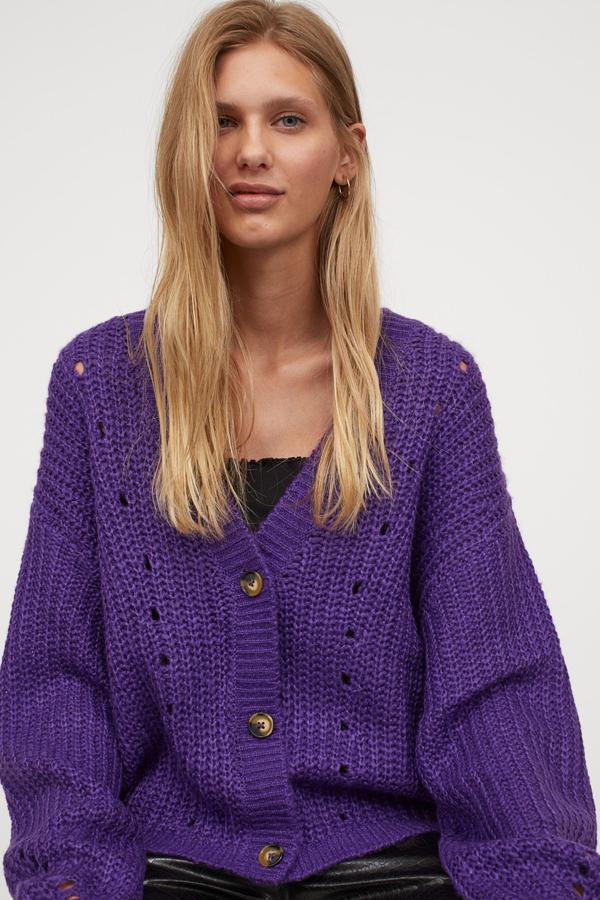 En color lila, este cárdigan oversize en punto grueso suave y escote de pico pronunciado cuenta con mangas amplias y botones delanteros. Tiene un precio de 19,99 euros.
