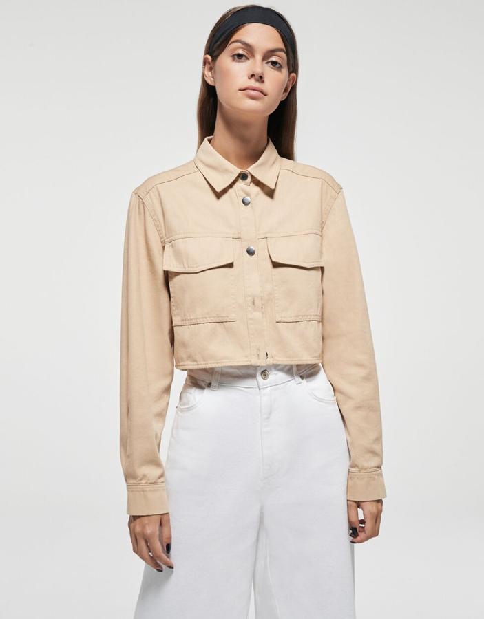 En color crudo, esta cazadora con bolsillos en la parte delantera e imagen de Snoopy estampada en la espalda tiene un precio de 17,99 euros.