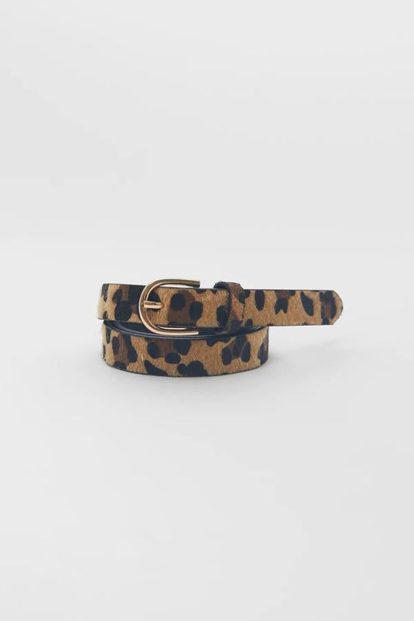 Este cinturón con efecto pelo y estampado de leopardo cuenta con hebilla en dorado y tiene un precio de 7,95 euros. Es de Zara.