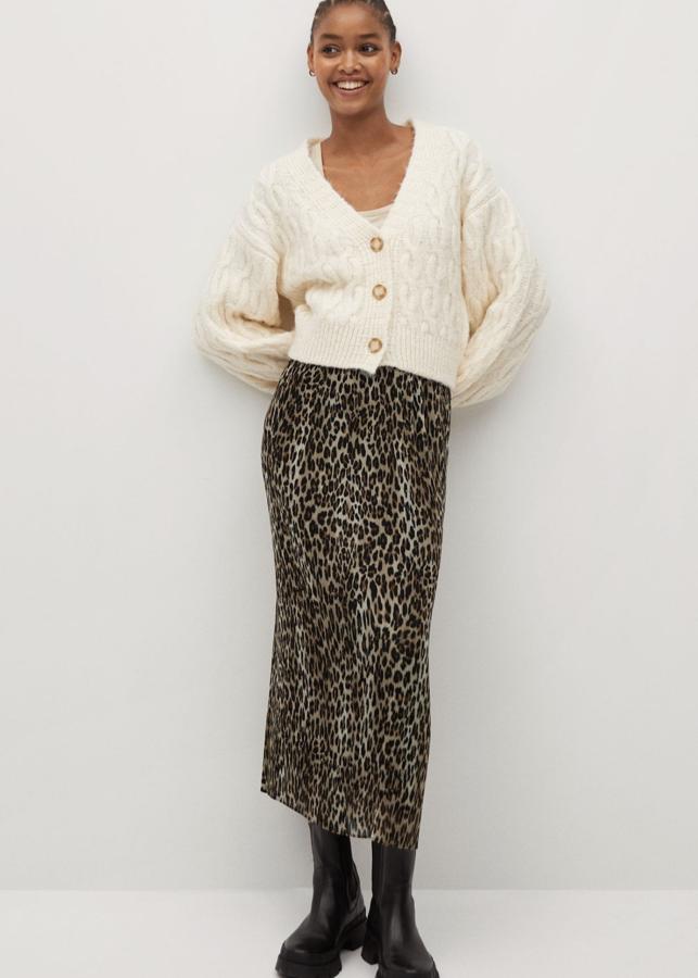 En tejido plisado y de corte midi, esta falda con estampado de leopardo cuenta con forro interior y cintura elástica. Es de Mango y tiene un precio de 39,99 euros.
