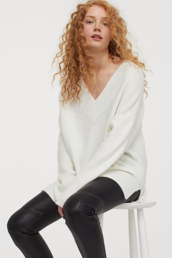 En color blanco (está también disponible en negro, lila o gris), este jersey en punto de canalé con escote de pico delante y detrás cuenta con aberturas laterales y tiene un precio de 24,99 euros.