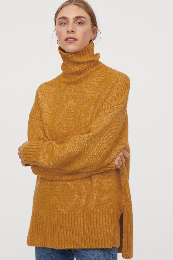 Este jersey oversize en punto suave de color amarillo cuenta con ribete de canalé en puños y bajo y aberturas laterales. Tiene un precio de 29,99 euros.