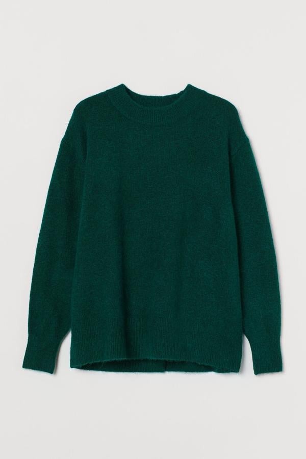 En color verde oscuro, este jersey de punto fino de corte cuadrado con rema de canalé en cuello, puños y bajo está disponible en otros colores. Tiene un precio de 19,99 euros.