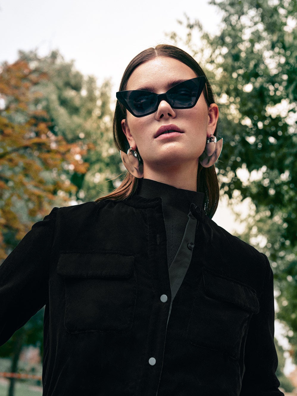 Mono de terciopelo con cuello mao, de Emporio Armani. El jersey de punto y las gafas de sol son de Uterqüe. Pendientes de latón con piedra de Patou.