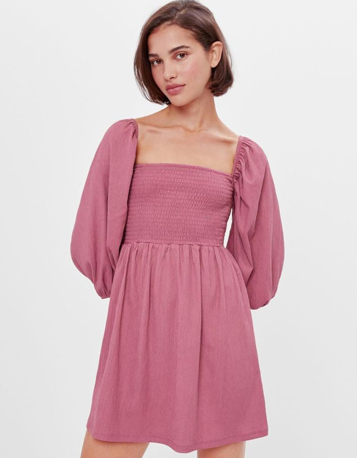 En color rosa, este vestido babydoll con mangas abullonadas y tejido tipo nido de abeja en el cuerpo tiene un precio de 10,79 euros