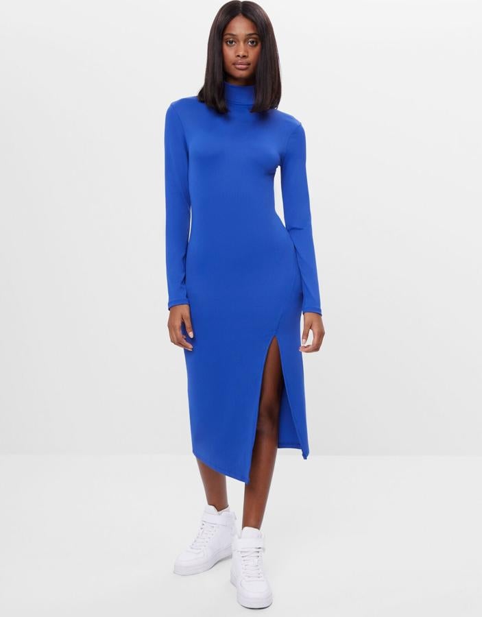 Disponible en varios colores, este ajustado vestido midi en color azul cuenta con cuello subido y abertura. Ahora tiene un precio de 11,99 euros.