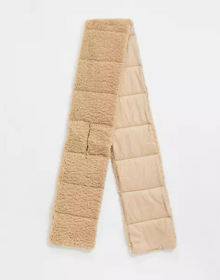 Las bufandas van a ser un must en unas semanas y en Asos hemos encontrado esta de My Accessories en color beige con diseño acolchado, peluche con forro y abertura. Tiene un precio de 22,99 euros.