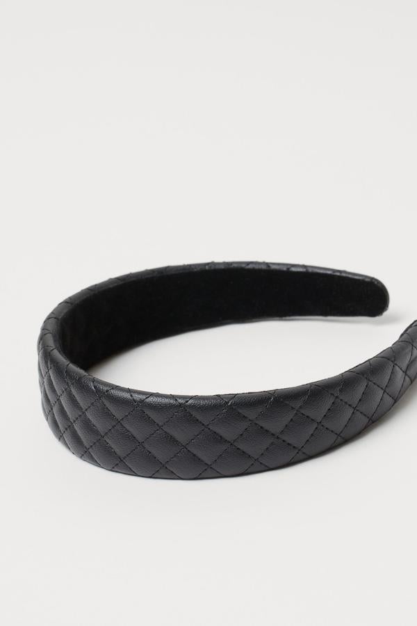 En color negro, confeccionada en piel sintética, esta diadema de H&M guateada y ligeramente acolchada tiene un precio de 7,99 euros.