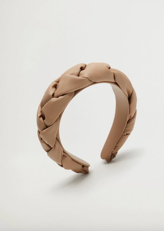 En color crudo, con diseño acolchado y trenzado, esta diadema de Mango cuesta 15,99 euros.