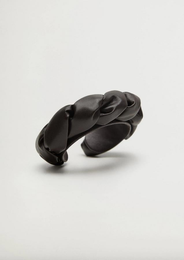 En color chocolate, con diseño acolchado y en efecto piel, esta pulsera de Mango podemos comprarla por 15,99 euros.