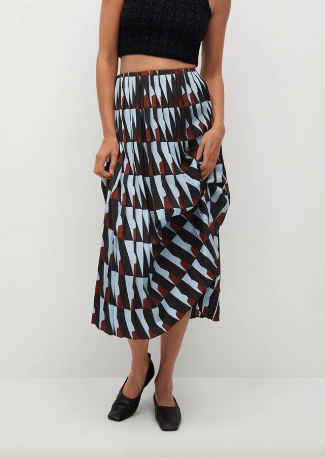 Diseño acampanado y plisado para esta falda midi de Mango en tejido fluido con estampado geométrico en azul claro, marrón y negro. Tiene un precio de 39,99 euros y está disponible entre las tallas XS y L.