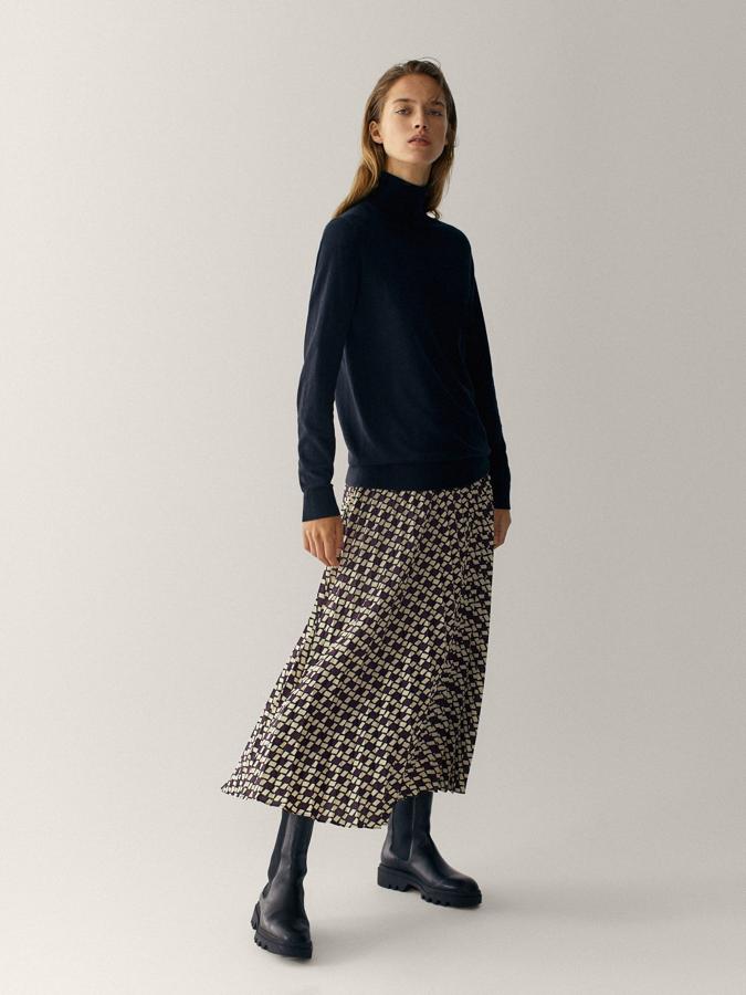 Corte evasé para esta falda plisada de Massimo Dutti con estampado geométrico en tonos crudo, morado y negro. Con cierre lateral de cremallera, tiene un precio de 69,95 euros y está disponible entre las tallas 34 y 42.