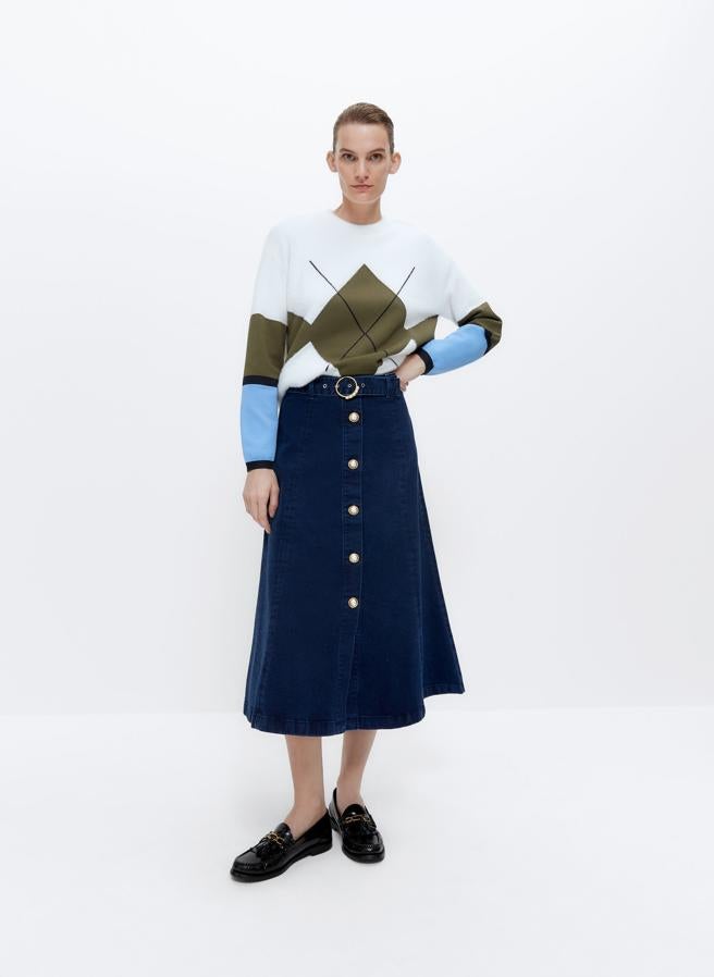 Diseño largo en tejido denim para esta falda de Uterqüe con cinturón de hebilla redonda incluida y cierre de botones dorados con centro de perla en el frontal. Cuesta 99 euros y está disponible en las tallas S, M y L.