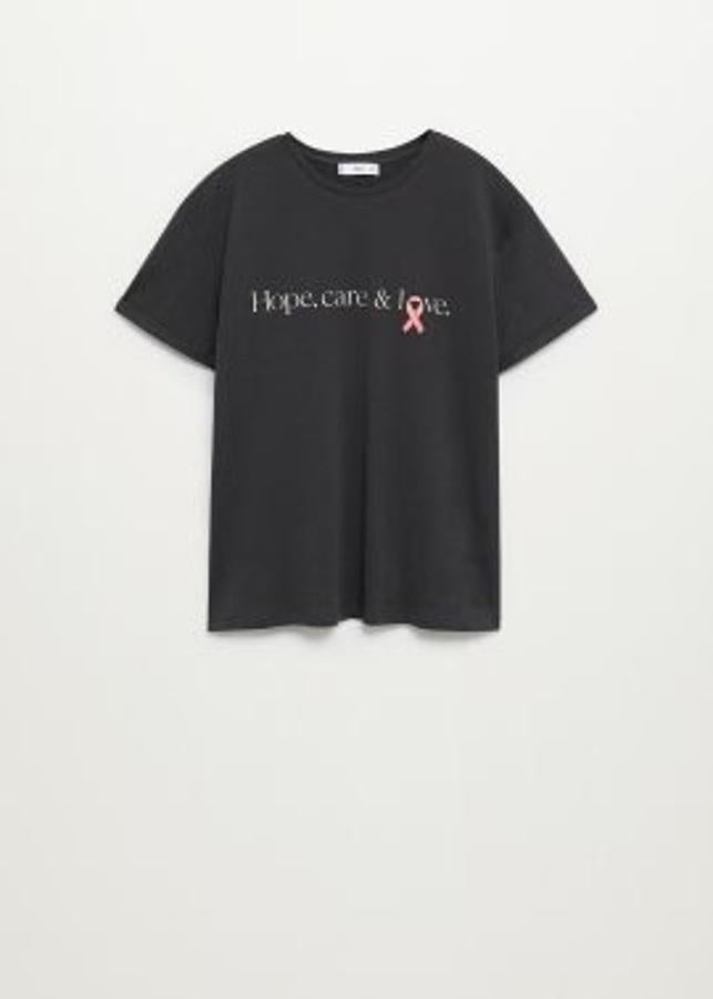 Mango ha puesto a la venta una nueva colección solidaria formada por tres camisetas con diferentes diseños y un neceser para la línea Woman, una camiseta para Violeta by Mango y otras dos camisetas para la línea Man, cuyos beneficios se destinarán en su totalidad a la Fundación FERO para la investigación de esta enfermedad.