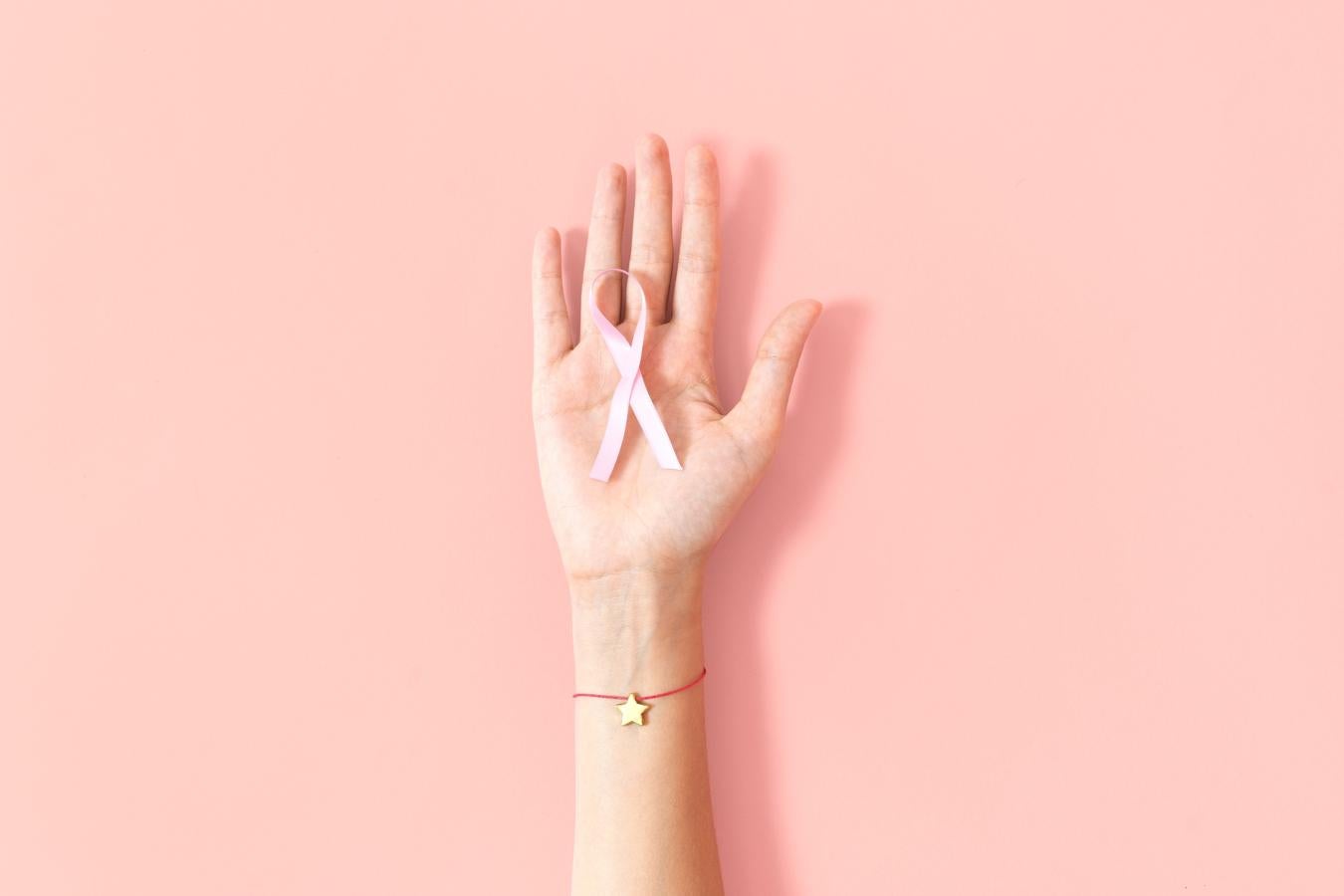 UO se ha unido en la lucha contra el cáncer creando una colección solidaria formada por calcetines, pulsera de tela y pulsera charm. El claim de la nueva colección será “Por ti, por mí, por todas”, y a través de un convenio firmado con la Asociación Española contra el Cáncer, el 30% de los beneficios de estos productos serán destinados a esta entidad para contribuir en las investigaciones y acciones que desarrolla para acabar con esta enfermedad.