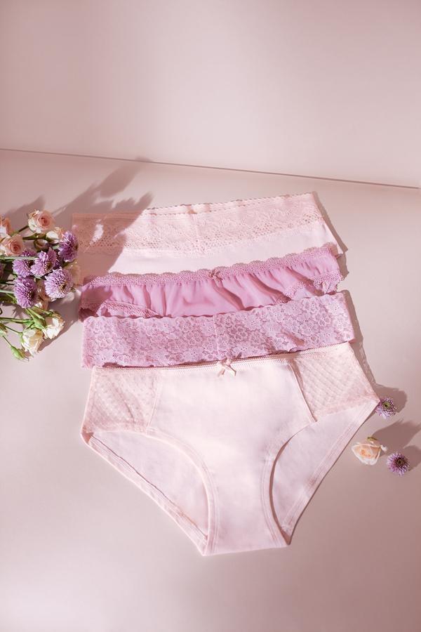 Women'Secret ha creado una colección de braguitas solidarias y los beneficios de su venta se destinarán a realizar de forma gratuita test genéticos de riesgo oncológico en Dexeus Mujer. Estos test permiten identificar hasta 200 mutaciones genéticas asociadas a algunos de los cánceres hereditarios más comunes, entre ellos, el cáncer de mama.