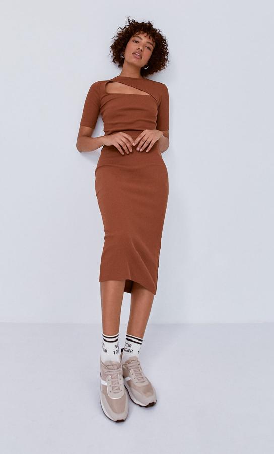 De punto fino, falda midi (15,99 euros) y jersey cut out de manga corta (12,99 euros), este look en tono marrón claro es de Stardivarius y quedan pocas tallas. Incluso hay lista de espera para la falda.