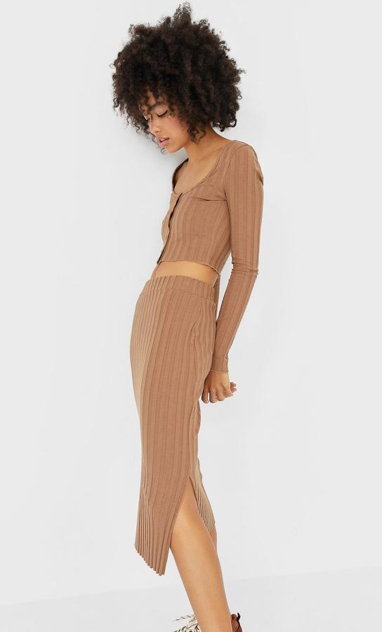 Finito y de canalé, de los que te pones sin parar cuando te apetece ir a la moda, pero cómoda y sencilla. Es un conjunto de falda midi (19,99 euros) y chaqueta corta (17,99 euros) de Stradivarius y está empezando a agotarse en las tallas más pequeñas.