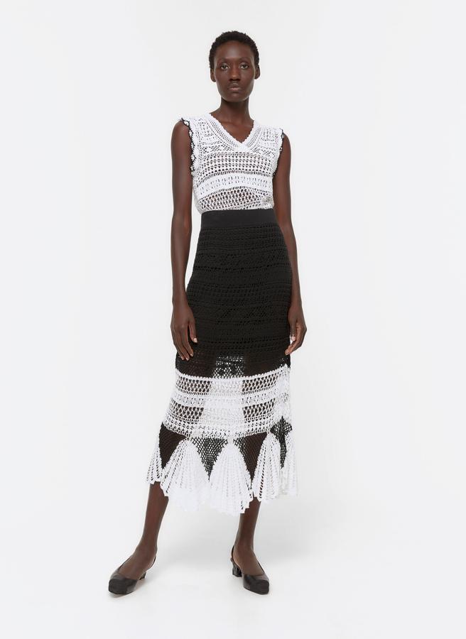 Si tienes algún evento o boda de otoño y quieres ir diferente, en Uterqüe tienen estas dos piezas de crochet en blanco y negro que son una verdadera fantasía. La falda cuesta 99 euros y el top, 79.