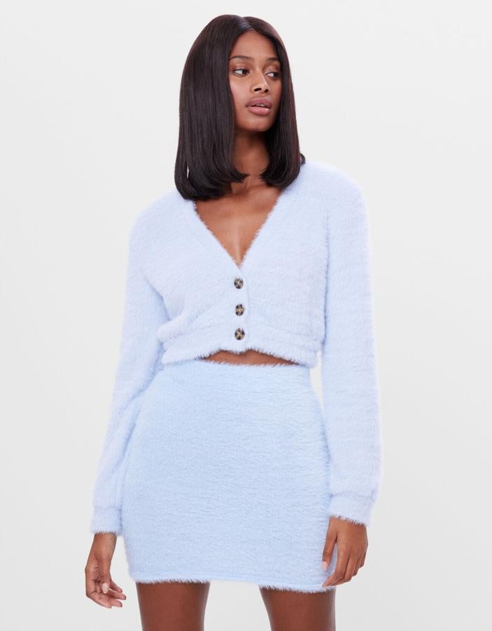 Más amoroso y especial no puede ser. Nos referimos a este conjunto de minifalda (12,99 euros) y chaqueta con efecto de pelito (17,99 euros), en un azul bebé ideal. Es todo de Bershka.