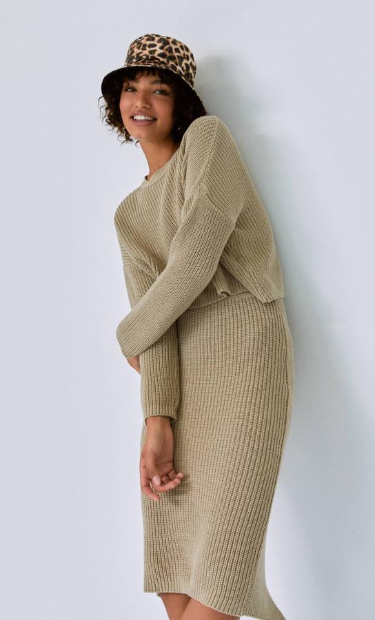 Puede que este conjunto de Stradivarius de falda y jersey cropped sea uno de los más exitosos de estas semanas. Tanto que la falda con abertura trasera ya está casi agotada en todas las tallas (19,99 euros) y el jersey (25,99 euros), igual. No nos extraña, este color piedra es ideal para cualquier tono de abrigo y botas.