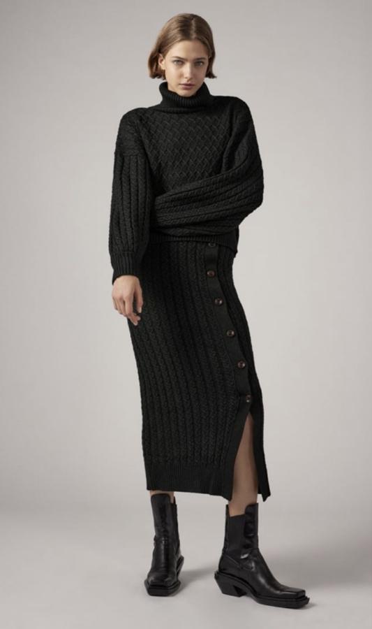 Abrigadito, estiloso y uno de los que mejor sientan. Así es este dúo de punto en forma de ochos, formado por una falda de tubo con detalle de botone sy un jesrey oversize que nos ha enamorado a primera vista en Zara. Ambas piezas cuestan 29,95 euros cada una.