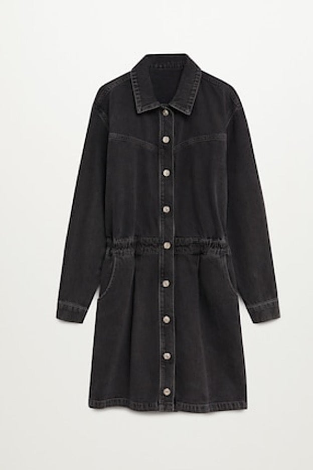 El vestido de denim color gris oscuro de Mango que María Pombo lleva en ltalla mediana.