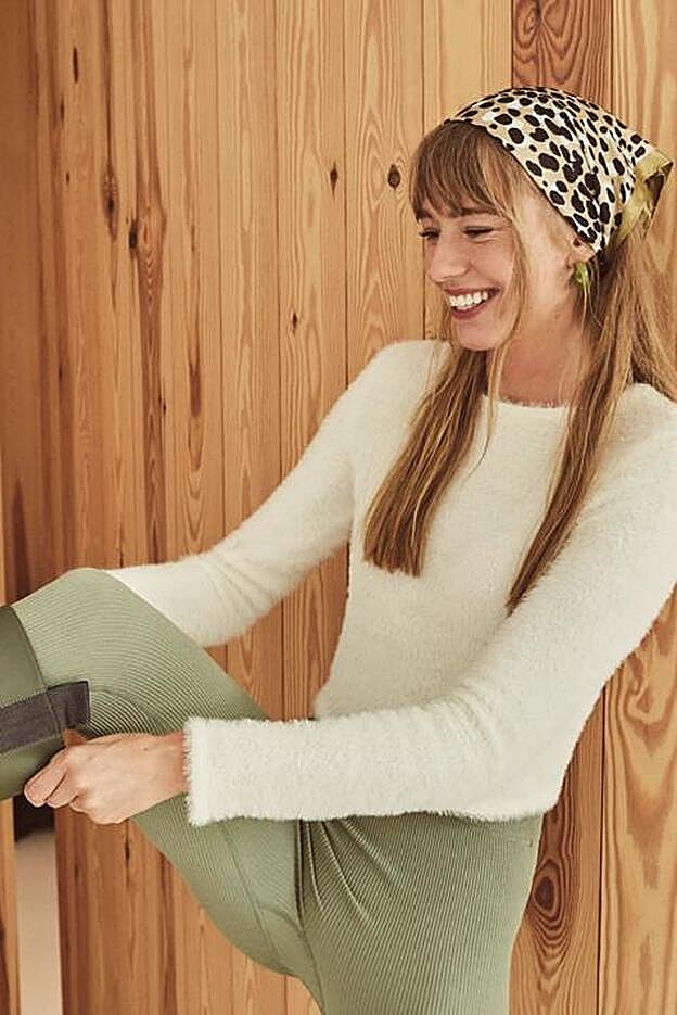 Puedes combinar tus mallas de canalé con botas de pescador y un jersey.