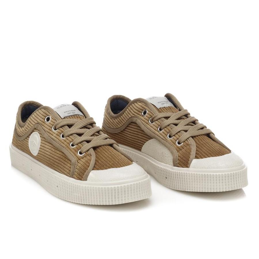 No hay un tejido que recuerde más a la época de frío como la pana y un color que identifique más el otoño como el cámel. Y ambos en combinación pueden salir productos tan perfectos como estas zapatillas de Sanjo (72,50 euros), una marca portuguesa con un ADN exclusivo.