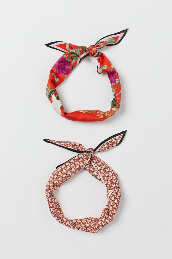 En tonos rojos y anaranjados, este pack de pañuelos de H&M en satén son ideales para aquellas que le ponen color a los días más grises. Vienen dos y cuestan 9,99 euros.