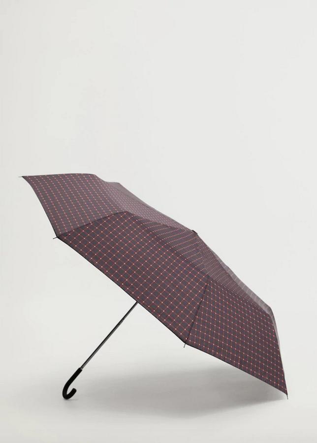 En azul marino y burdeos, este paraguas de Mango con estampado de cuadros y funda a juego tiene un precio de 12,99 euros.