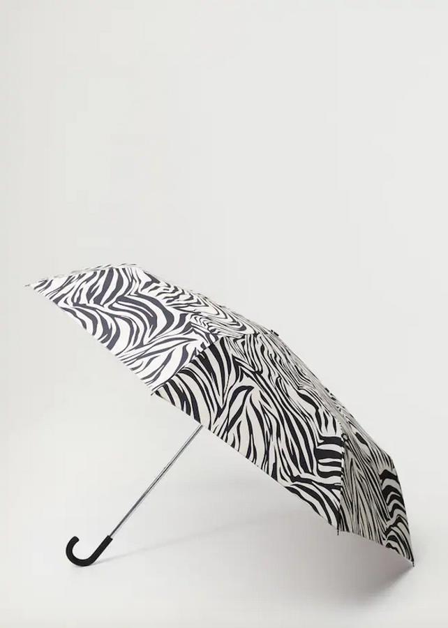 Estampado de cebra en tonos blancos y negros para este paraguas de Mango plegable con funda a juego. Cuesta 12,99 euros.