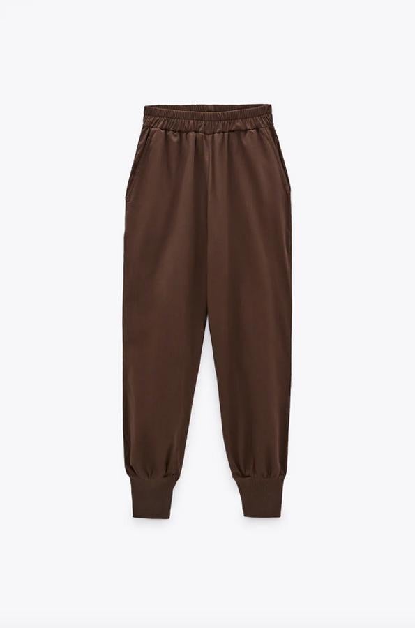 En un muy apetecible color chocolate, estos jogger de Zara vienen con tiro alto, cintura elástica y bolsillos laterales. Con tejido combinado a tono y bajo con puño elástico, tiene un precio de 17,95 euros y está disponible en las tallas S, M y L.