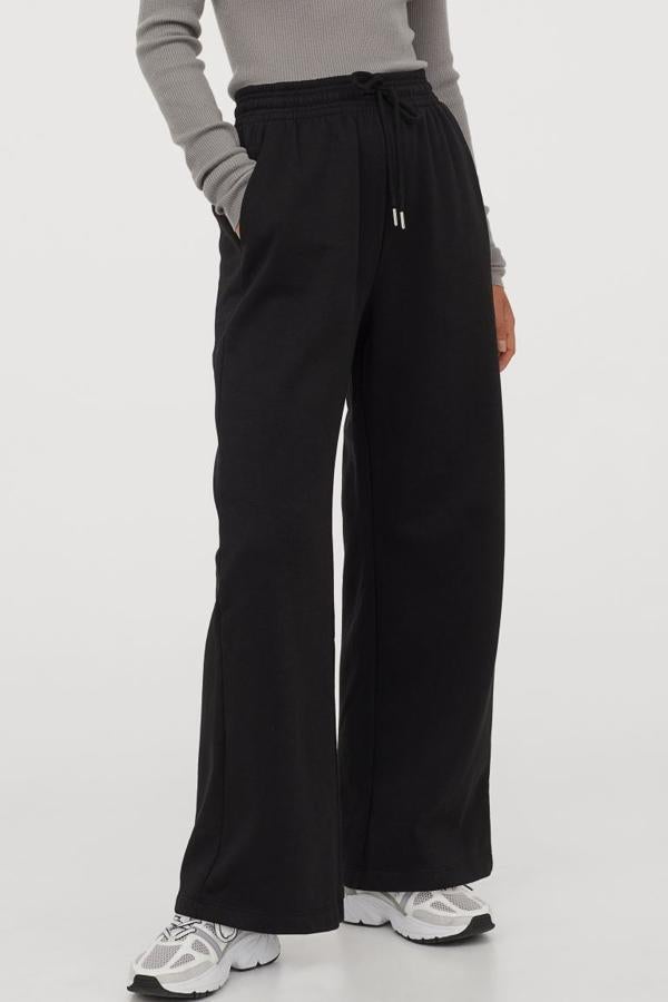 Diseño recto disponible en negro o en gris para estos joggers de H&M en tejido sudadera de mezcla de algodón suave con cintura elástica y cordón de ajuste, bolsillos al bies discretos e interior cepillado suave. Están confeccionados en poliéster reciclado, tienen un precio de 14,99 euros y están disponibles únicamente en la talla XS y XXL en gris, y la primera solo en negro.