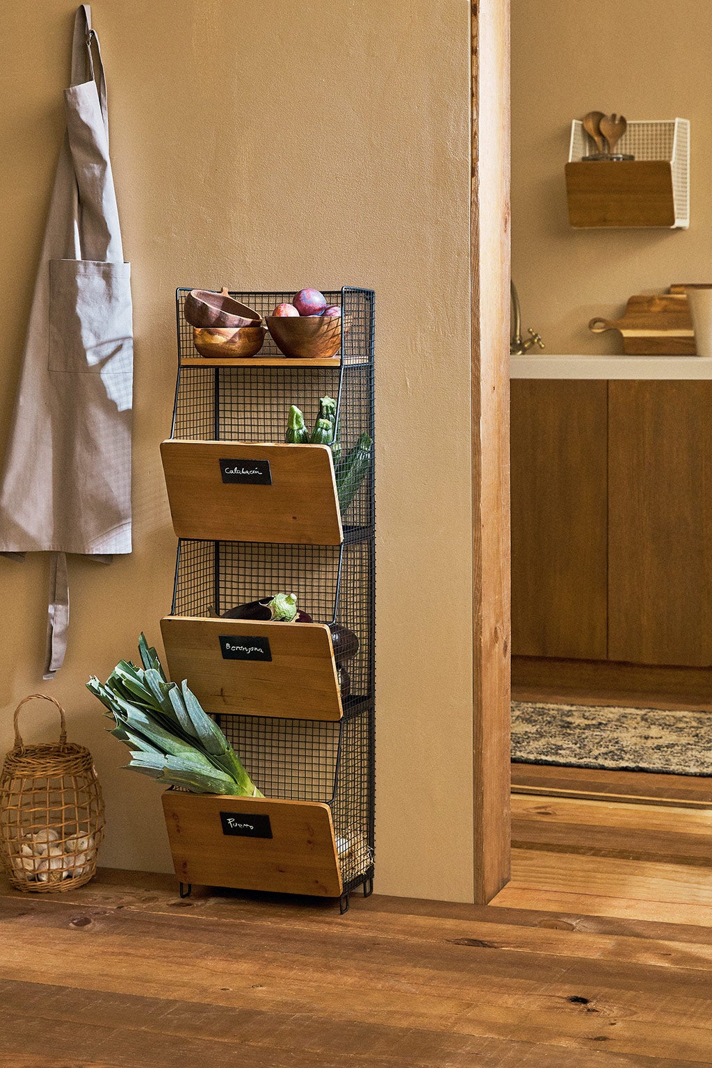 Mueble en madera y metal (89,99 €) de Zara Home.