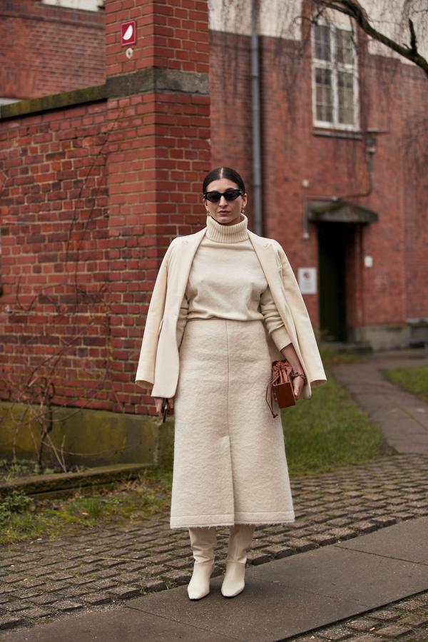 A cielos grises... looks en blanco. Este conjunto 'total white' no nos puede parecer más favorecedor y perfecto para añadir luz a los días de lluvia.