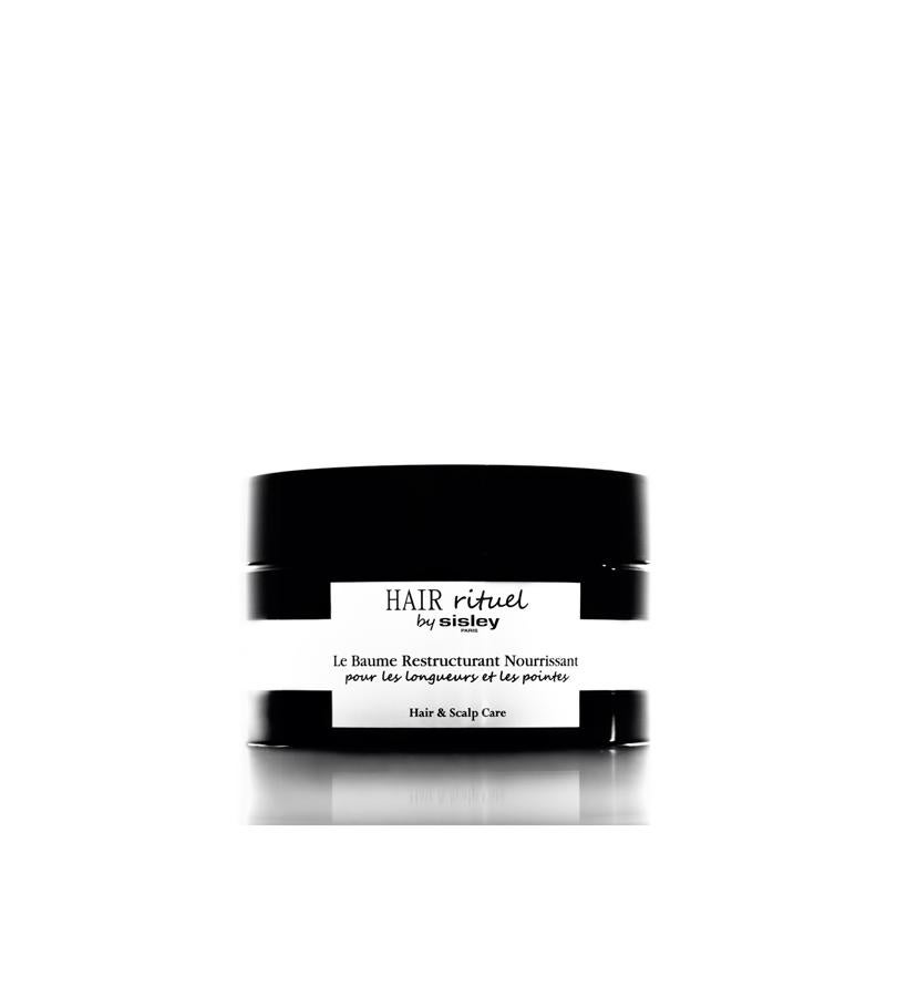 Este bálsamo prechampú trata en profundidad el cabello dañado y seco gracias a su concentrado en aceites naturales (karité, macadamia, babasu, moringa y hierba de la pradera) que tratan, regeneran y embellecen la fibra capilar. Le Baume Restructurant Nourrissant de Hair Rituel by Sisley (95 €).