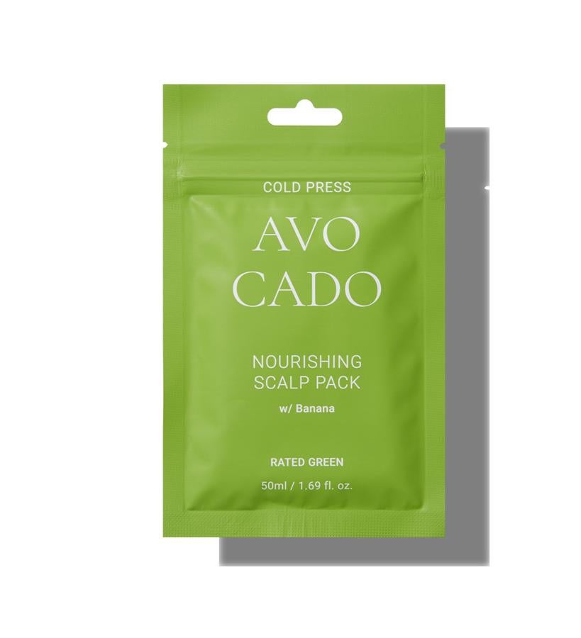 Contiene un 99% de ingredientes naturales, donde destaca el aguacate, que aporta nutrición intensa promueve la regeneración celular evitando la pérdida excesiva de cabello, lo fortalece desde la raíz, sella las puntas abiertas y controla el encrespamiento. También incorpora plátano, que suaviza y aporta vitaminas A, C y E, potasio y zinc, y proporciona volumen. Cold Press Avocado Nourishing Scalp Pack de Rated Green (4,95 €, en miin-cosmetics.com).