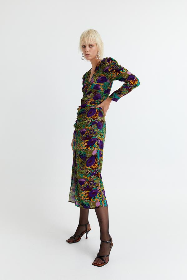 Vestido midi de manga larga con estampado floral y frunces en el cuerpo, de Sfera (35,99 euros).
