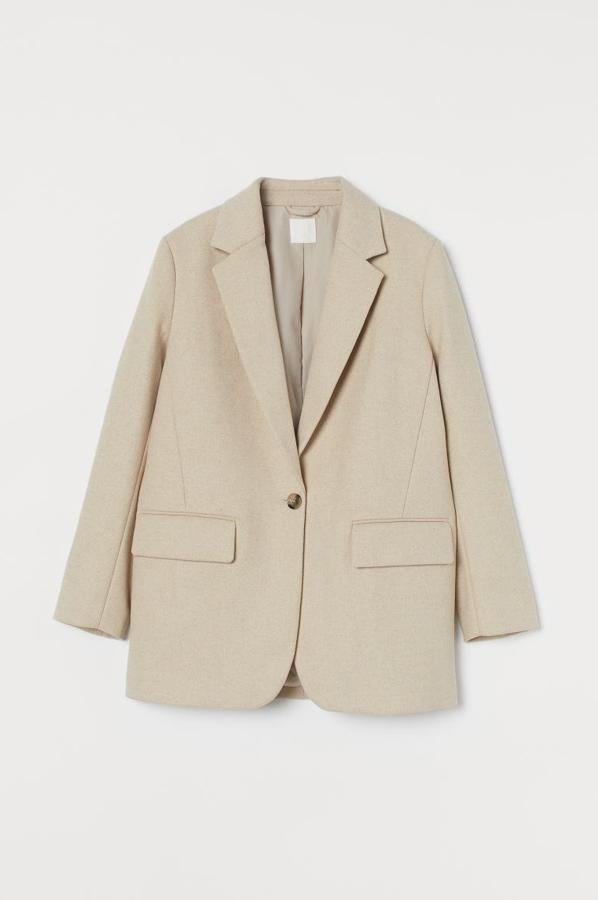 Disponible únicamente en la web de H&M, esta americana en mezcla de lana y poliéster reciclado es de corte recto con solapas de muesca, cierre de un botón en carey y bolsillos ribeteados con solapa. Tiene un precio de 39,99 euros y está disponible entre las tallas XS y XXL.