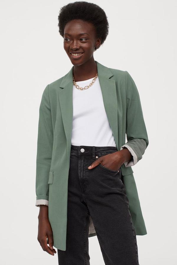 Disponible en malva, verde o estampado de cuadros marrones, esta americana larga que solo se vende en la web de H&M viene con solapas de muesca y bolsillos delanteros ribeteados con solapa. Tiene un precio de 39,99 euros y está disponible entre las tallas 32 y 50.